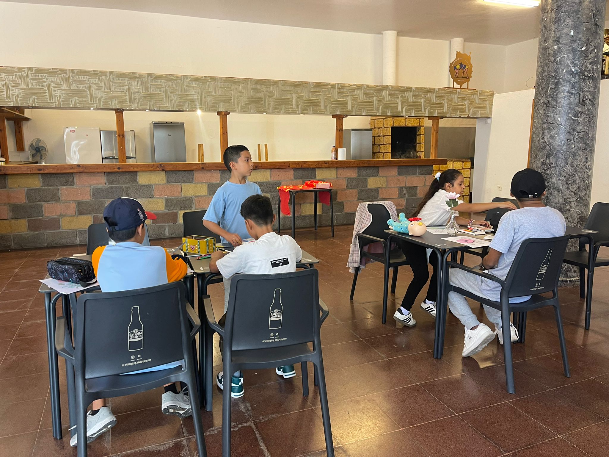 Niños participando en el taller de dibujo comunitario
